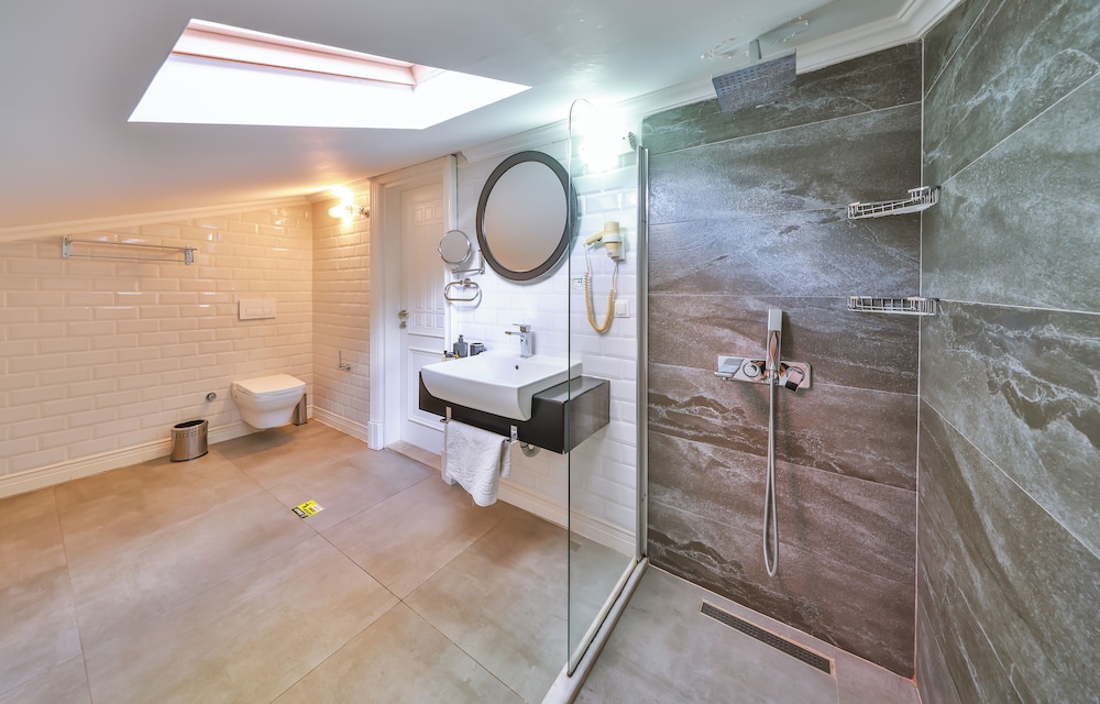 Lale Hotel 50/50