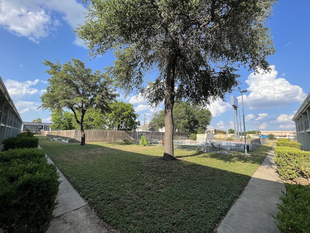 Mid Towne Inn Suites San Antonio 39/43