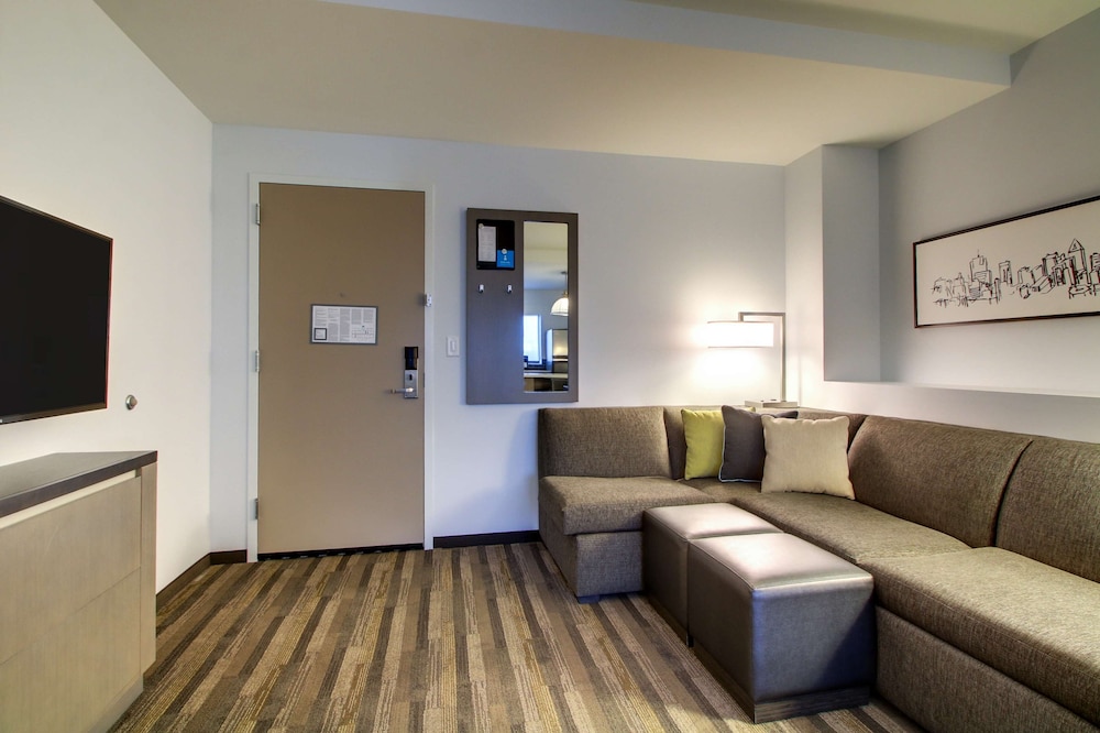 Hyatt House Chicago/Evanston 42/65