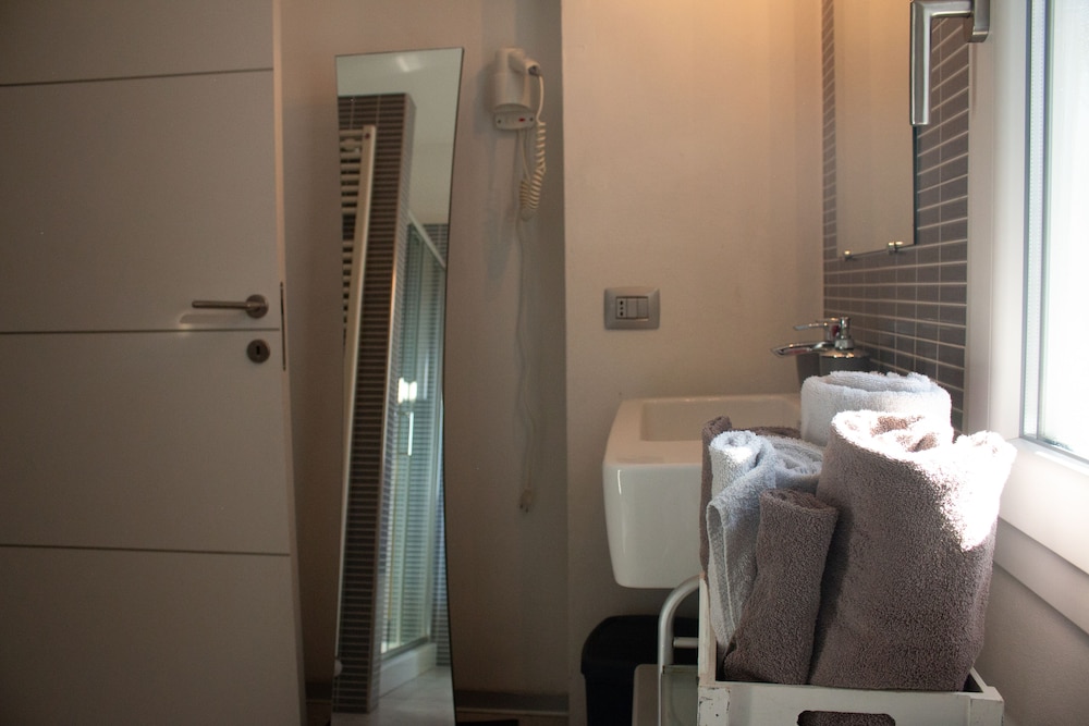 غرفة إليت ثلاثية بسرير كوين مع أريكة، B&B Il Giardino Di Rebecca 9/9