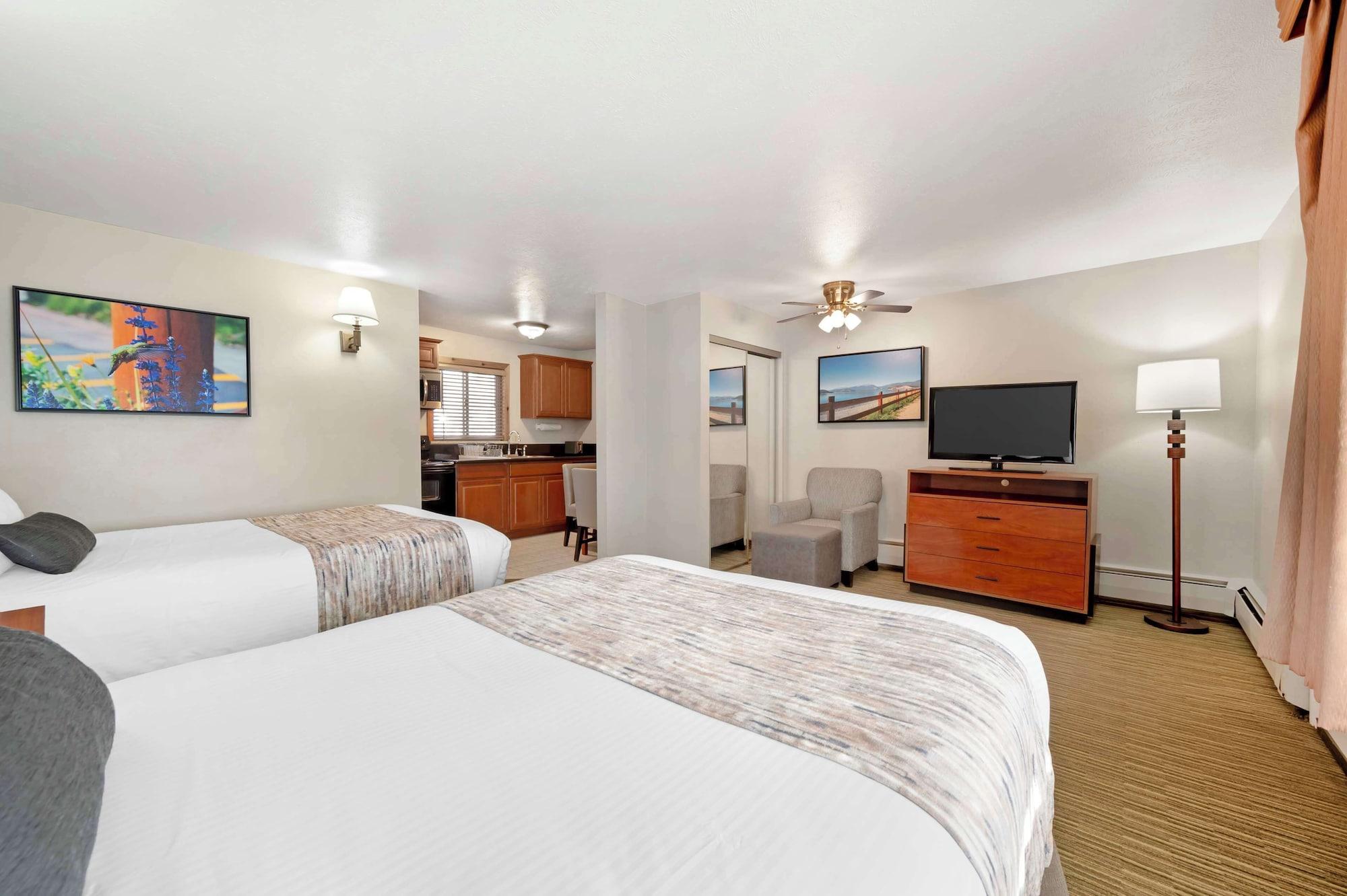 Suite, Multiple Beds, Balcony، Best Western Ptarmigan Lodge 2/8