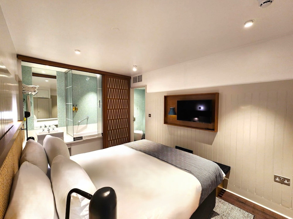 ROOM, DOUBLE BED, NO VIEW