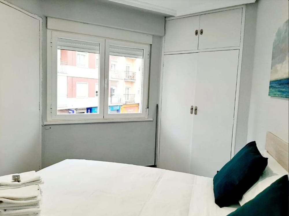 ROOM, SINGLE