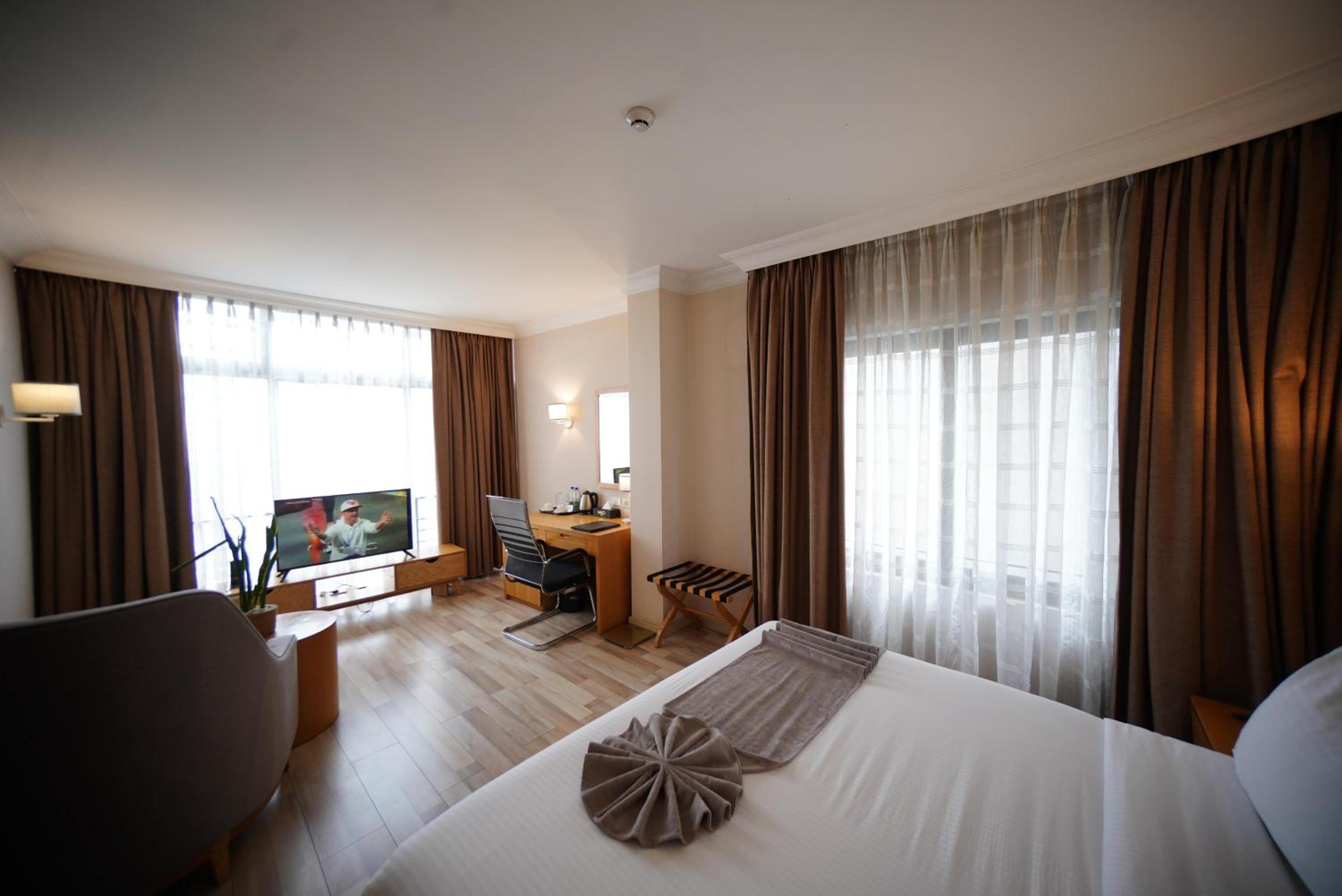 Standard, Queen Bed