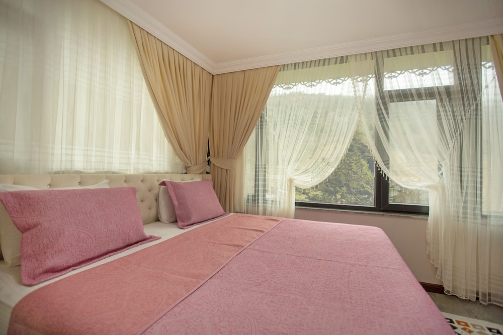 Jolnar Garden Hotel 12/50
