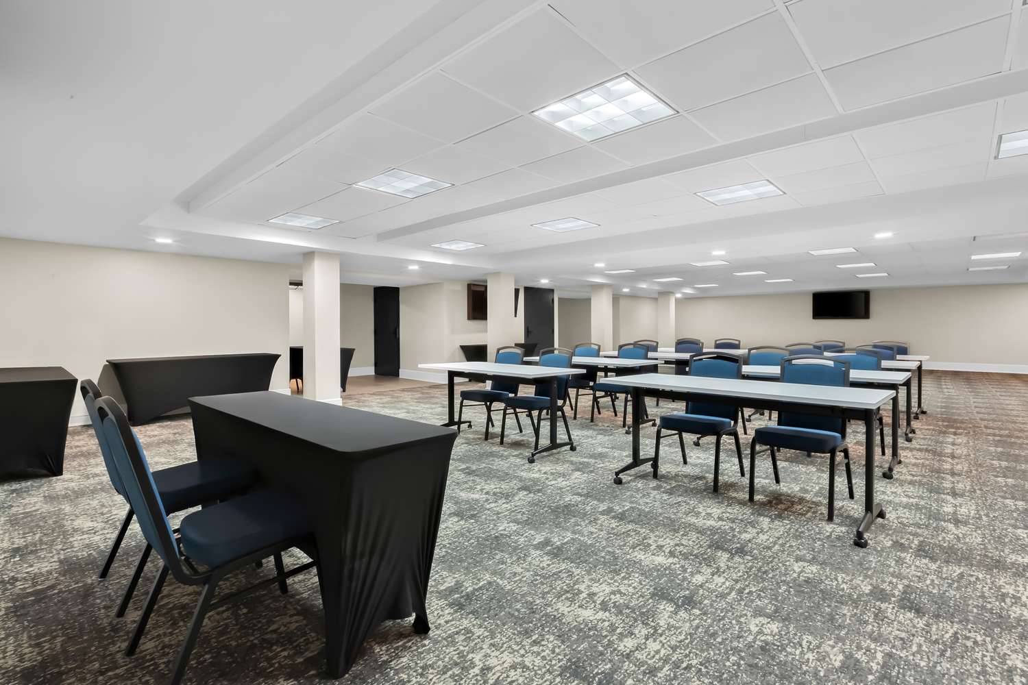 Latitude Suites Tinton Falls Eatontown 18/19