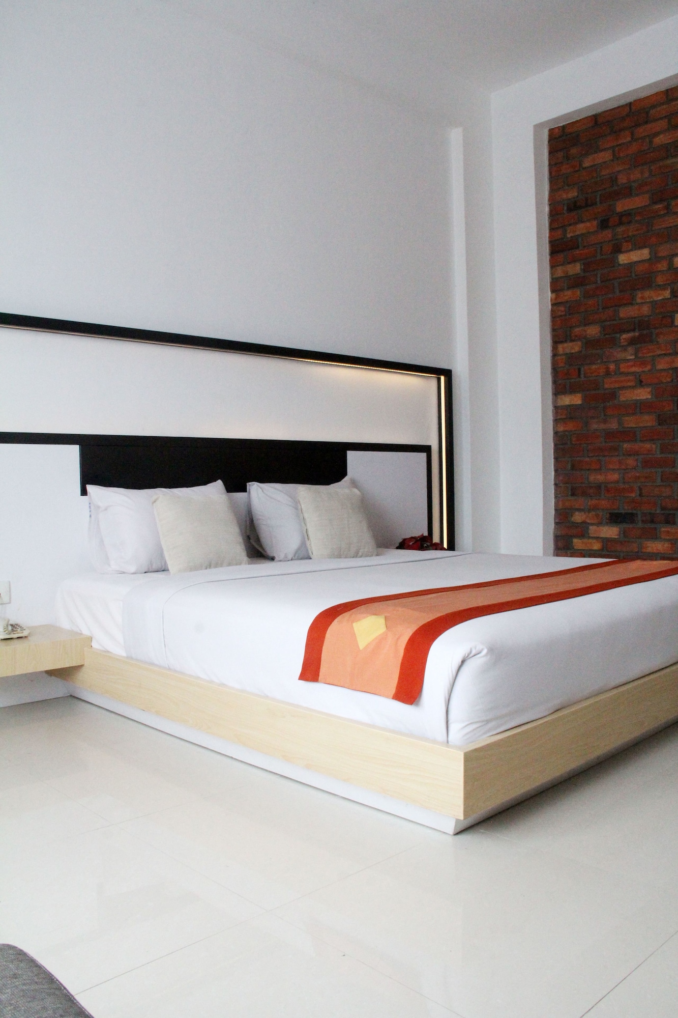 DELUXE, DOUBLE OR TWIN BED