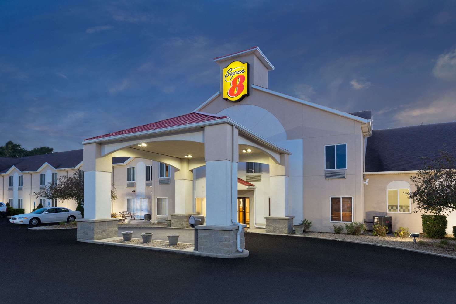 Super 8 by Wyndham Cloverdale IN 1/10