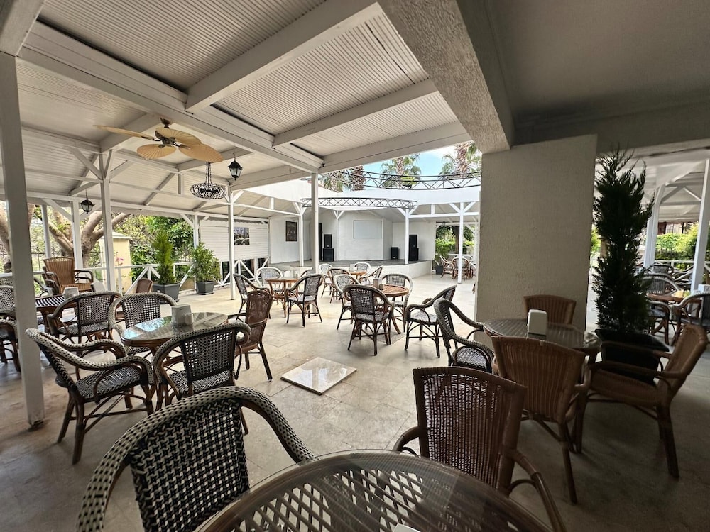Larissa Inn 39/50