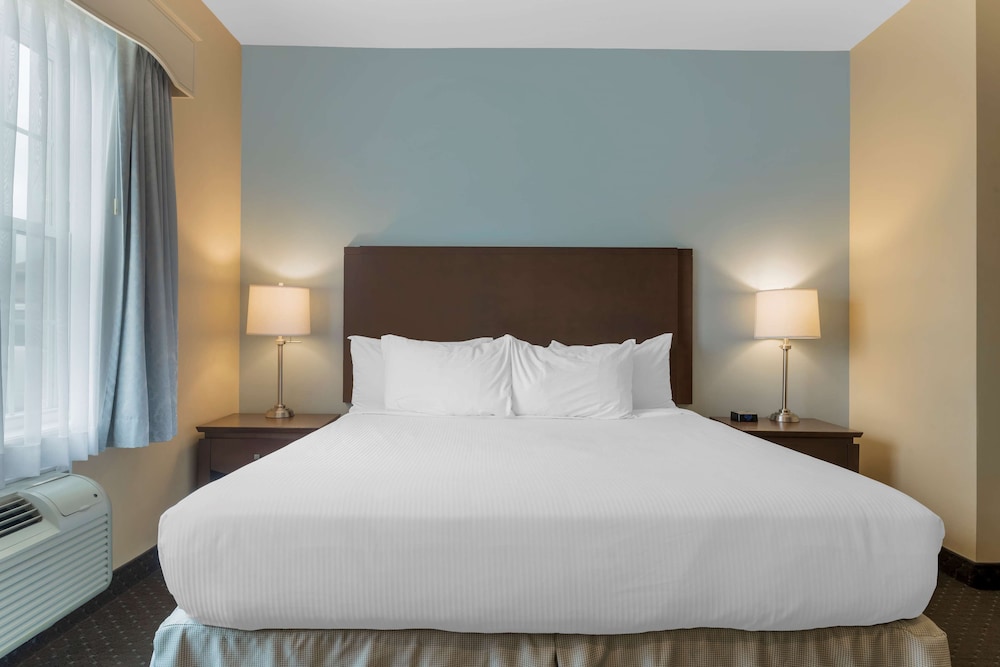 جناح بسرير كينج مع أريكة بمنطقة جلوس، Best Western Plus Liverpool Hotel & Conference Centre 3/7