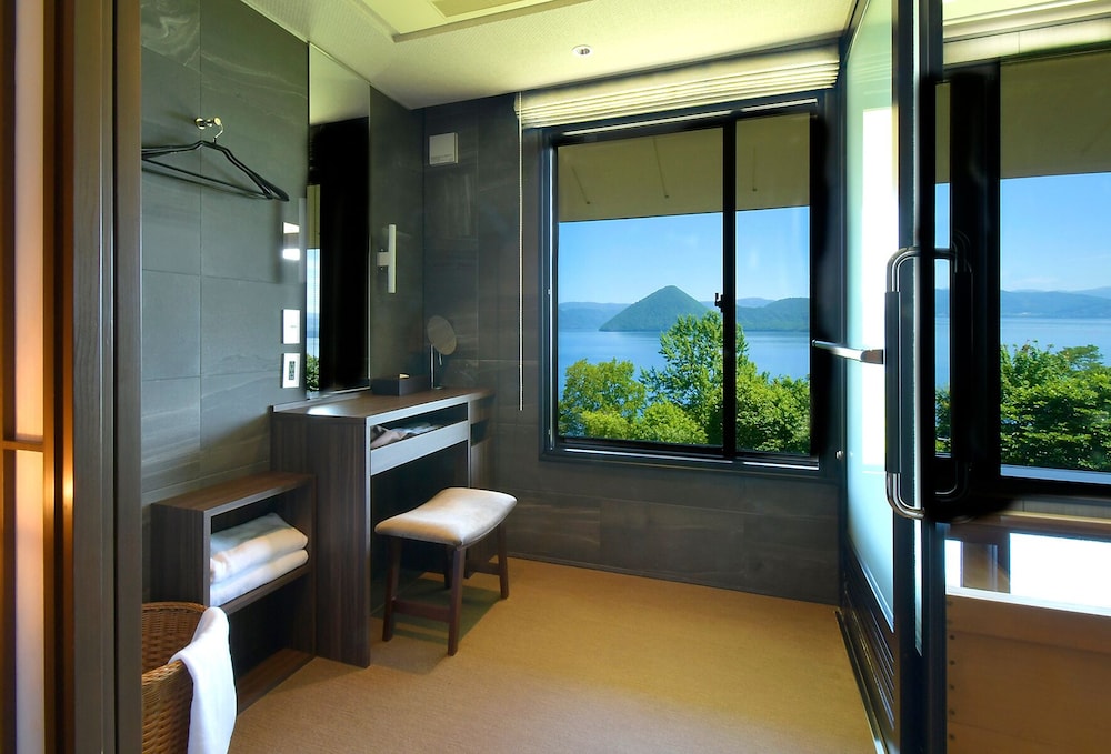 Exective Twin Room with Cypress Onsen View Bath Non Smoking، Hotel Premium Lake Toya 10/10