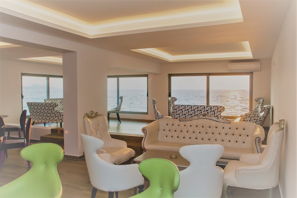 Sunrise Apt 18/37