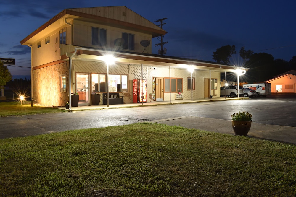 Great Lakes Inn and Suites 2/45