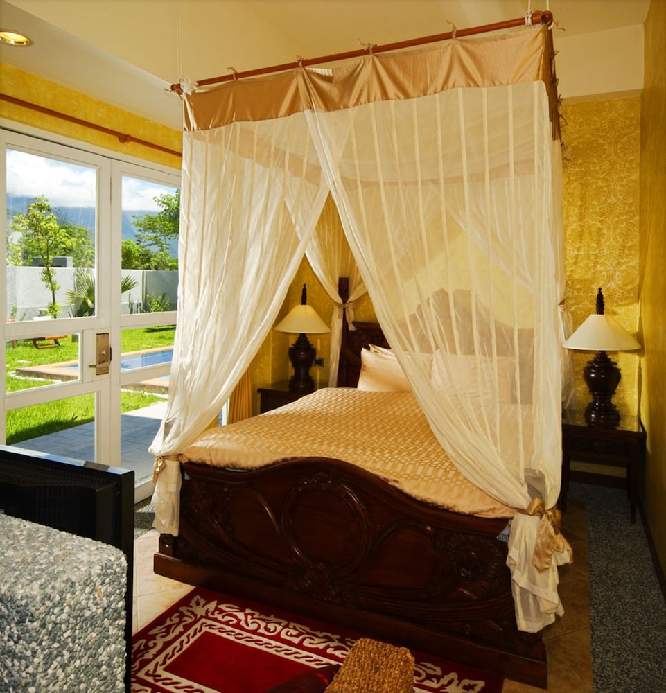 Papago International Resort 27/76