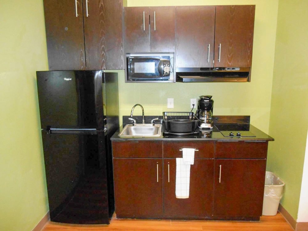 Super 8 by Wyndham Kenedy TX 26/26