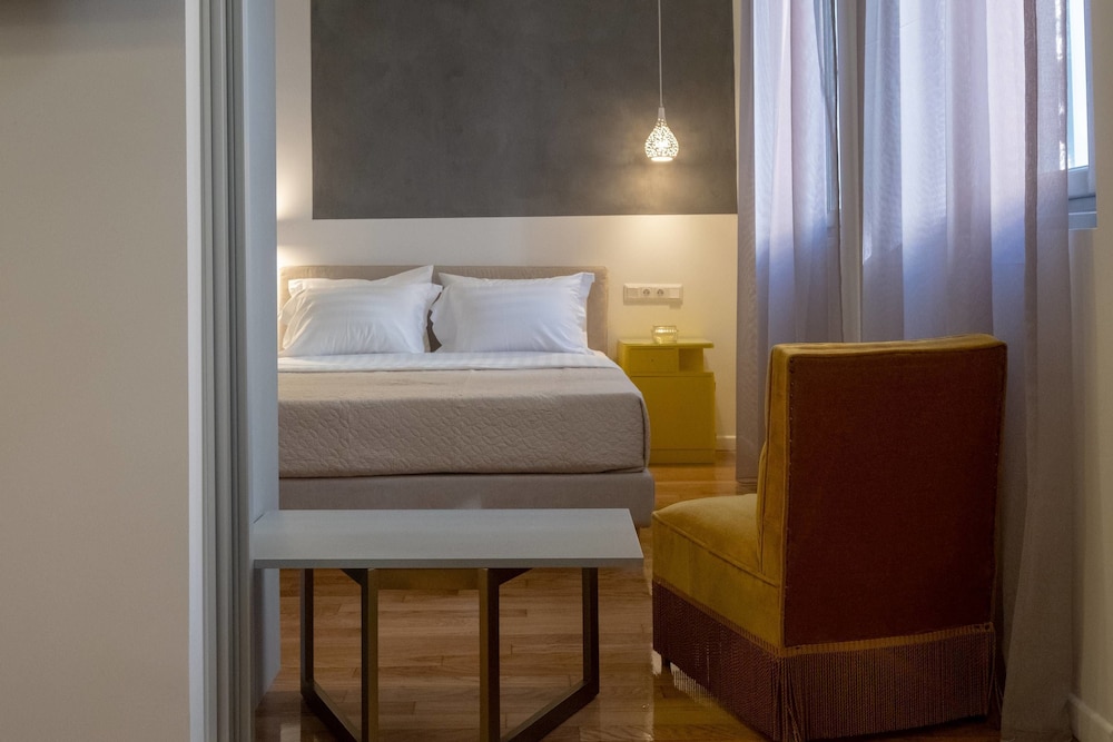 Athenian Yard Suites 9/50