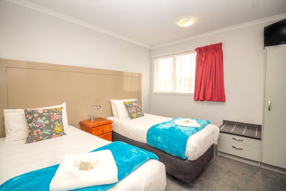 Bks Esplanade Motor Lodge 10/43