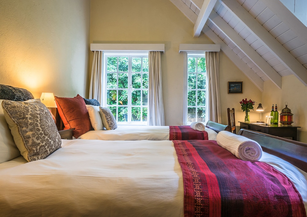 ROOM, TWIN BEDS