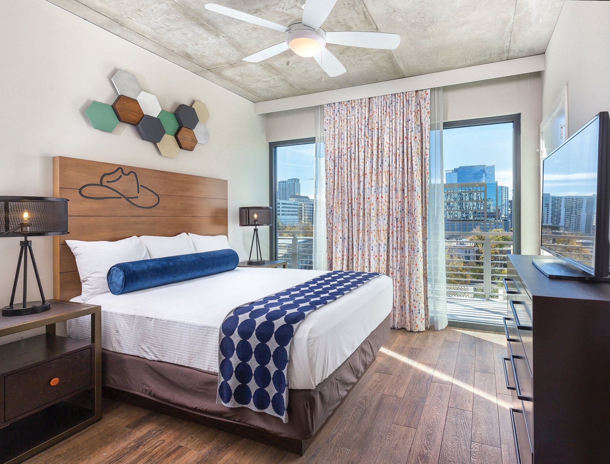 2 BEDROOMS, CONDO, STANDARD
