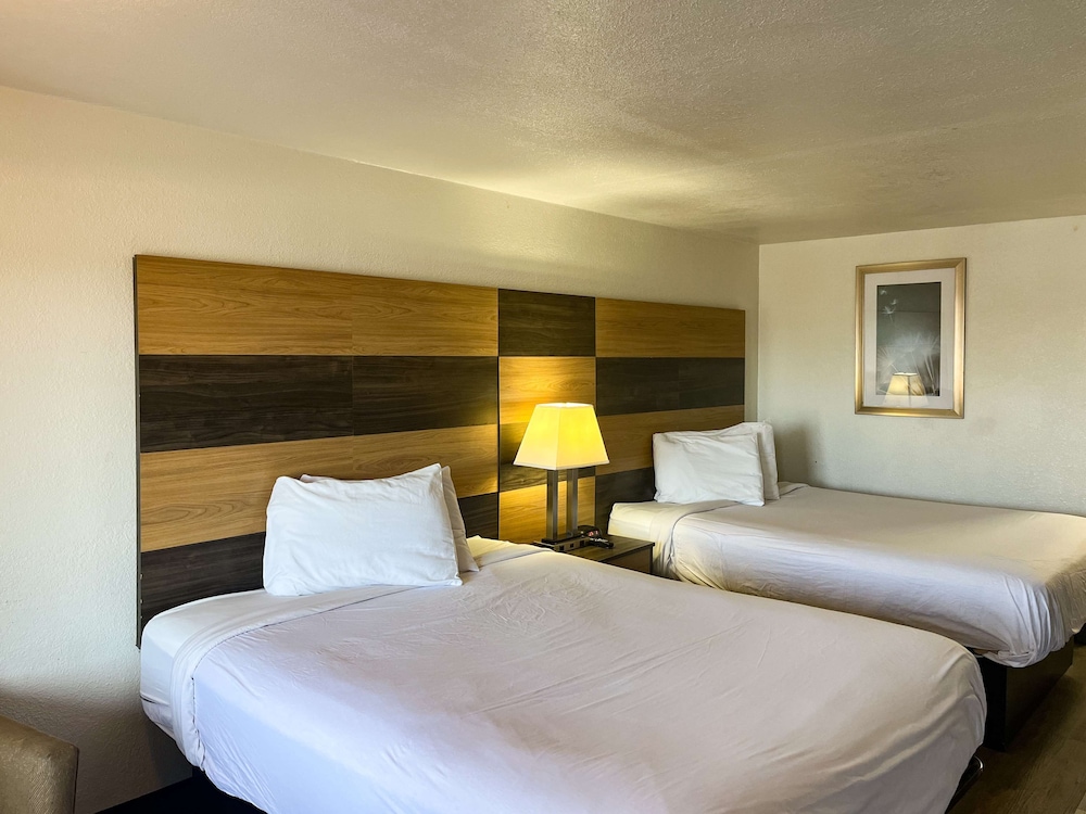 Deluxe, 2 Queen Beds, Smoking