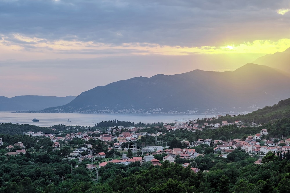 Montenegro Lodge 32/50