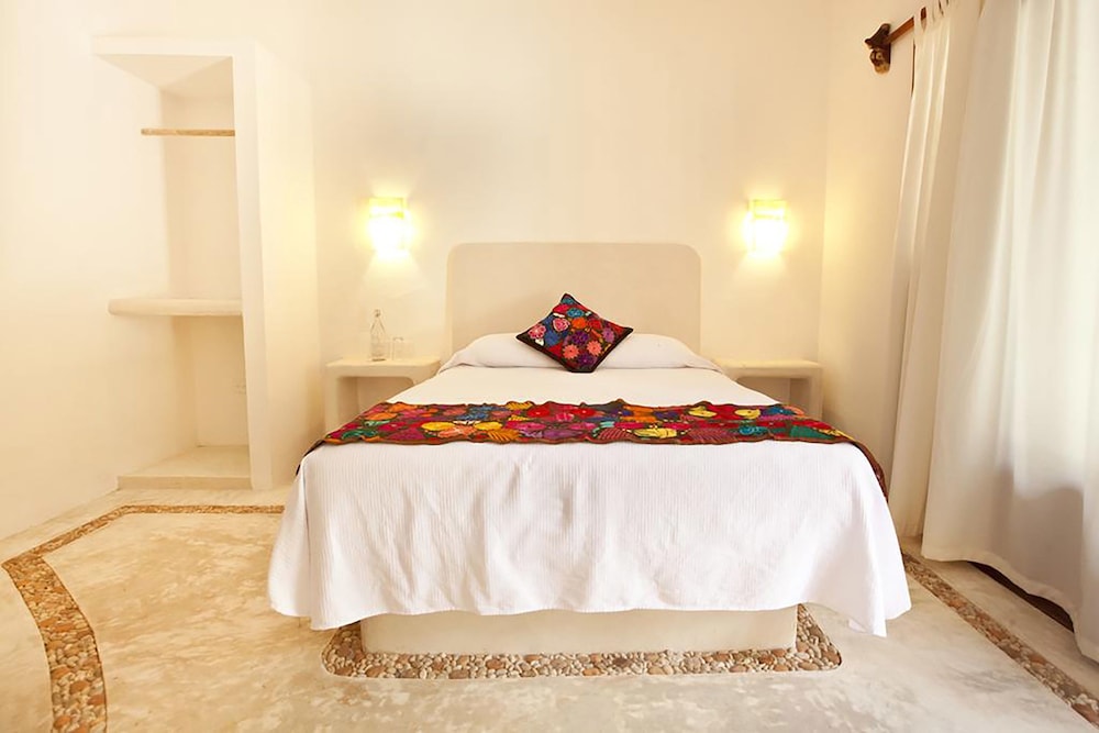 ROOM, QUEEN BED