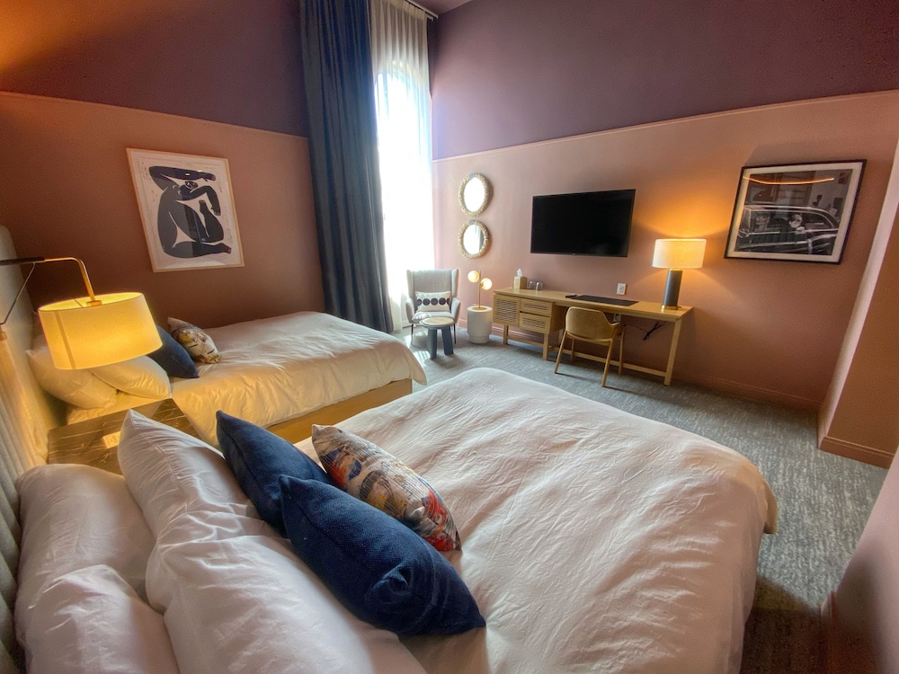 STANDARD, QUEEN BED