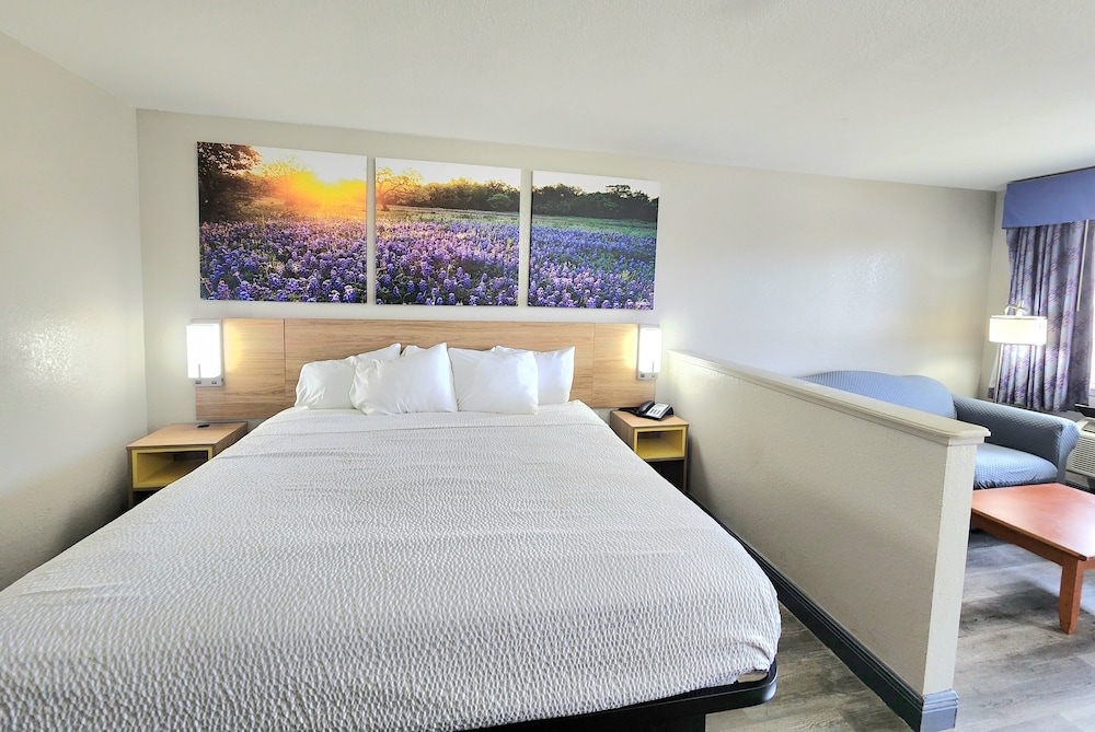 Room, King Bed, Accessible, Days Inn by Wyndham San Antonio Southeast/Frost Bank Center 4/9