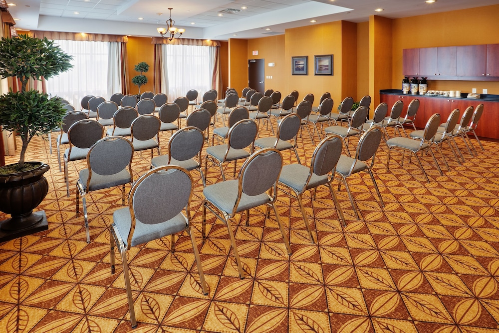 Holiday Inn Express Hotel Suites Clarington Bowmanville 57/70