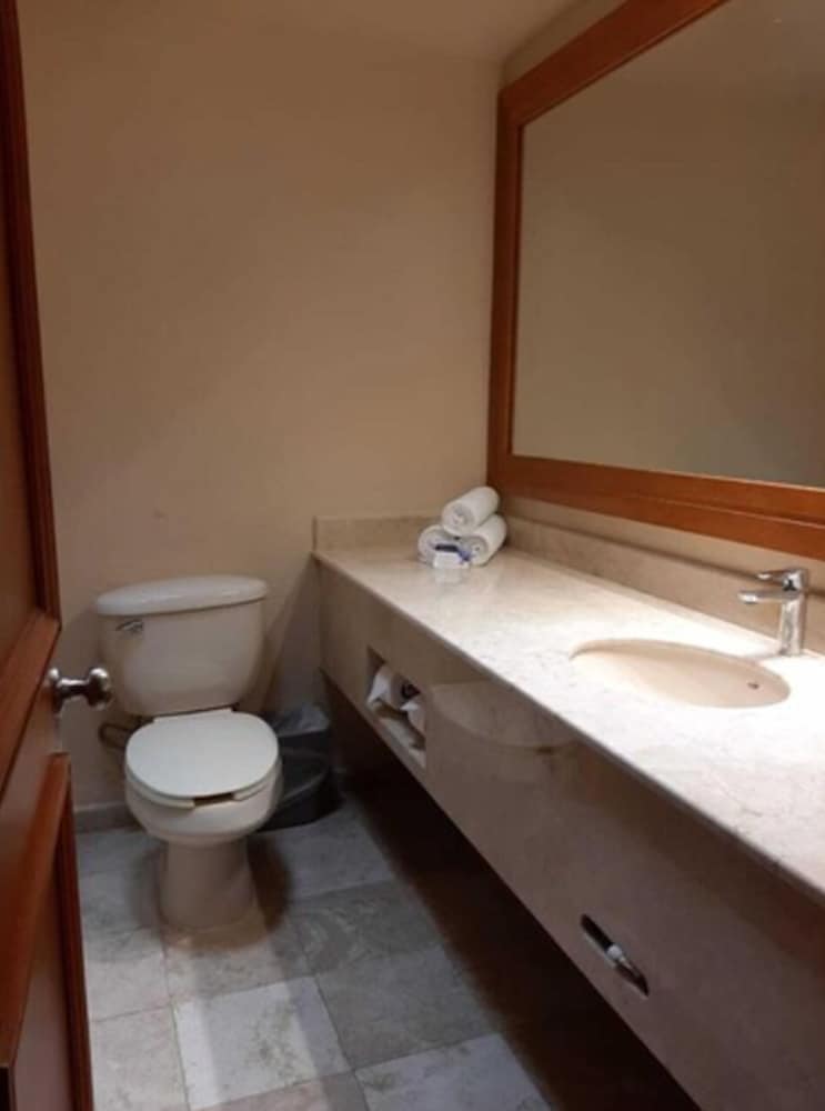 HOTEL REAL DE CHAPALA 41/42