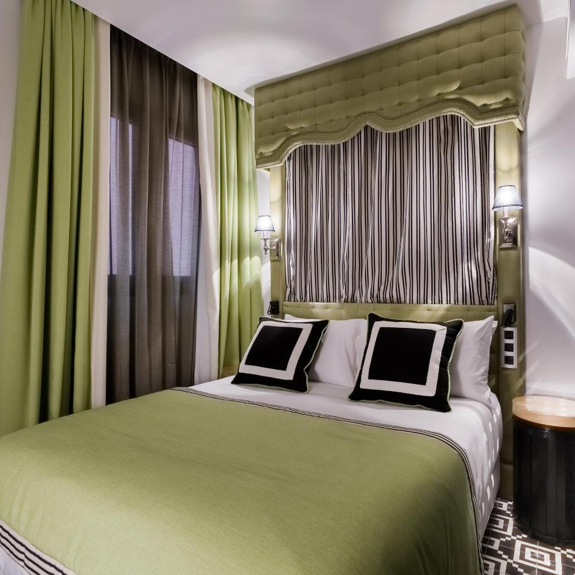 Connecting, Double Bed