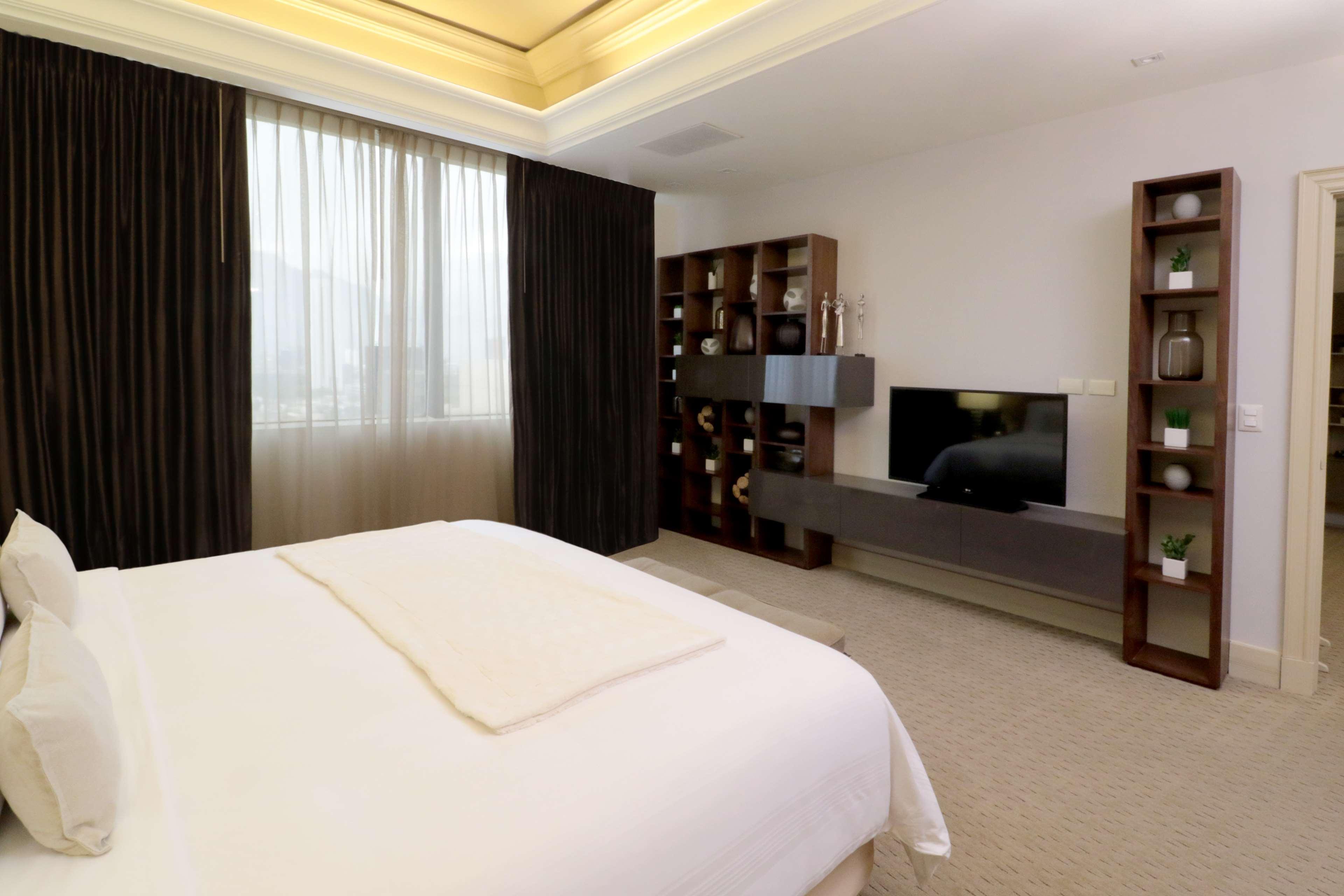 PRESIDENTIAL, SUITE, 2 DOUBLE BEDS, KING BED