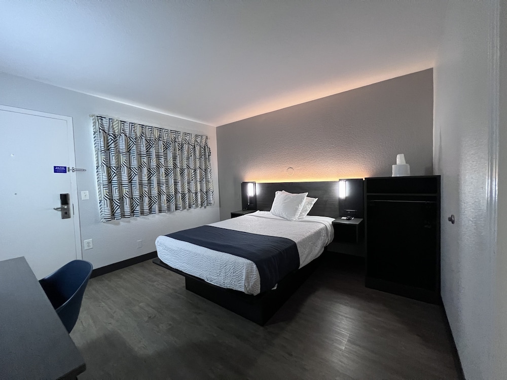 Motel6 Bakersfield, CA - South 32/54