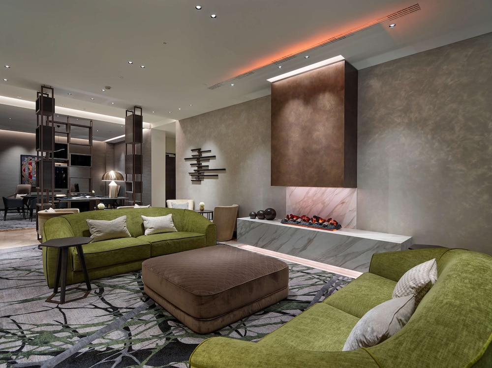 Hilton Milan Hotel 12/83