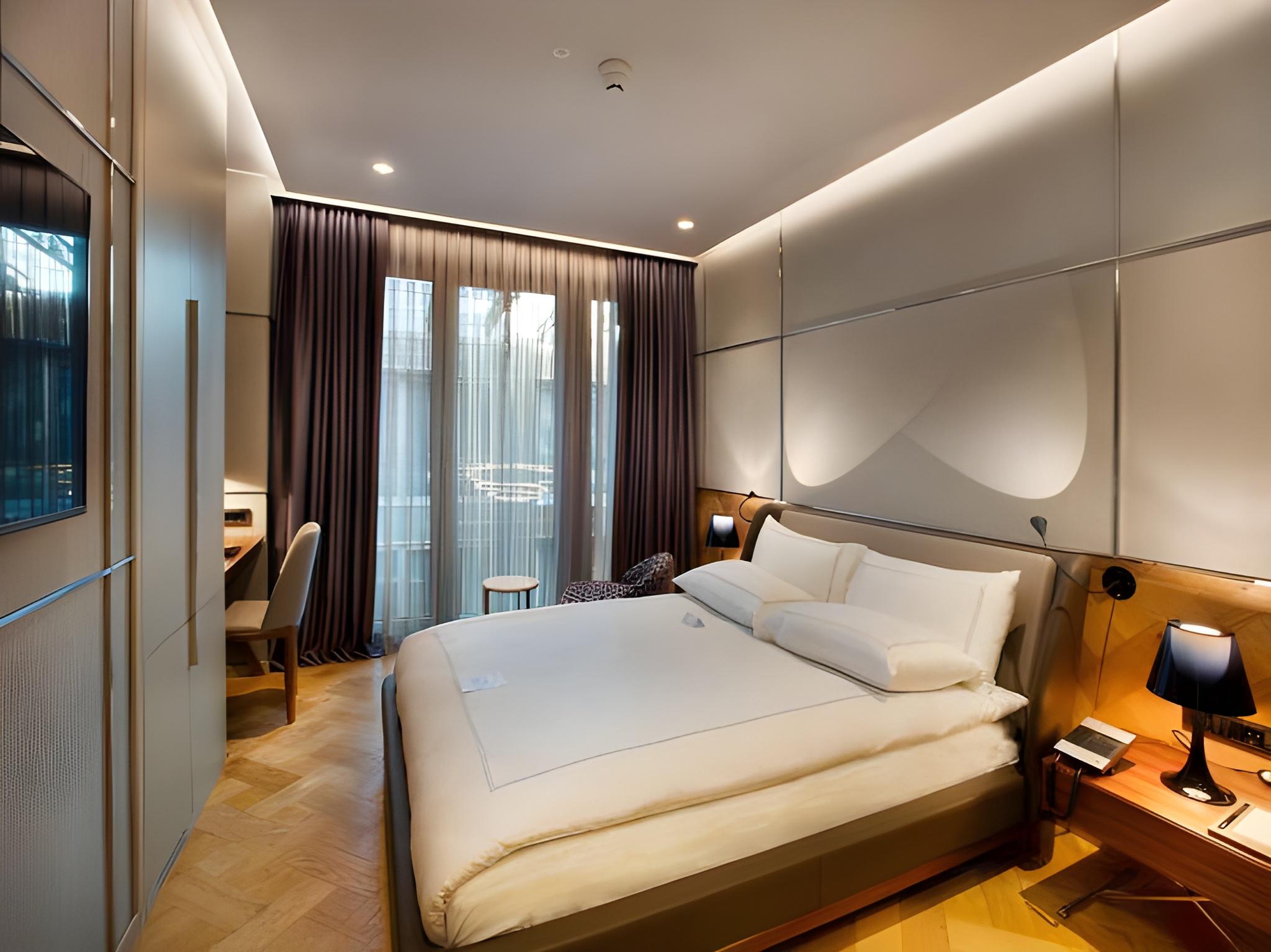 Atrium, Superior, King Bed