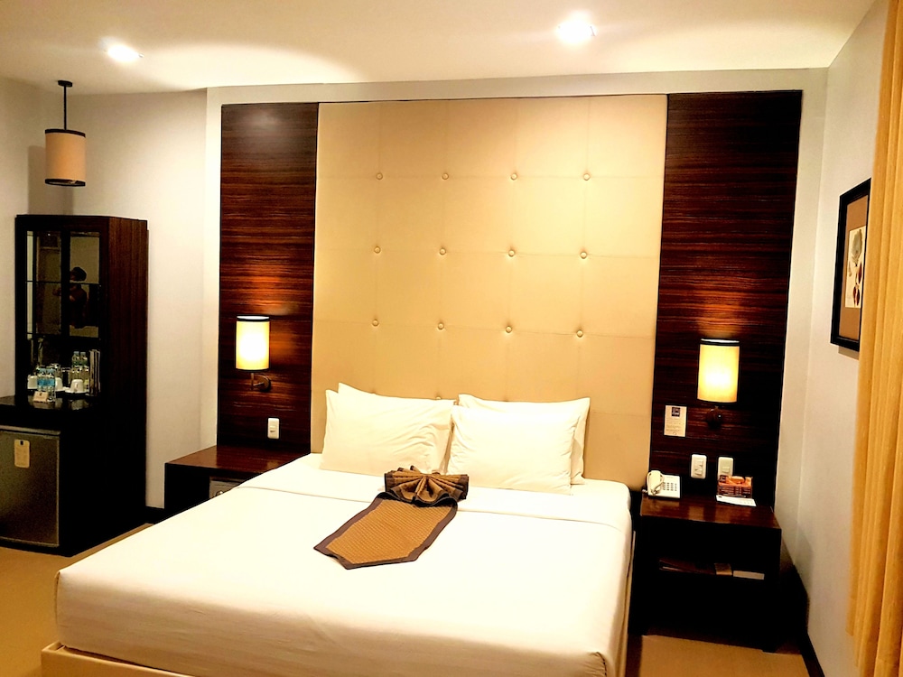 D Hotel And Suites 21/50