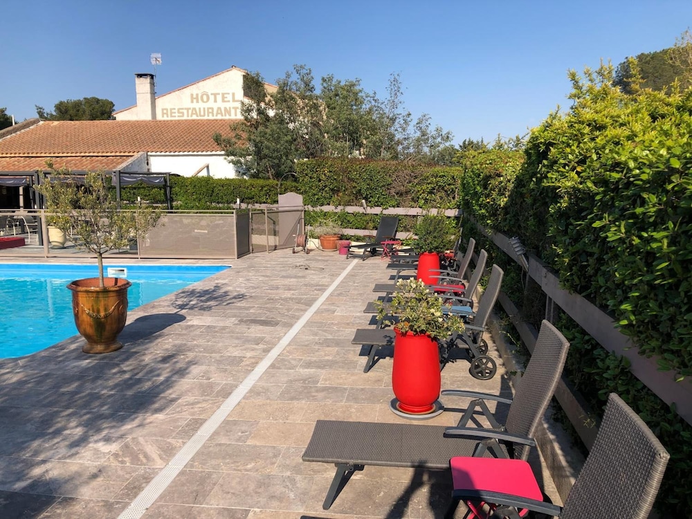 LES AUBUNS COUNTRY HOTEL 34/45