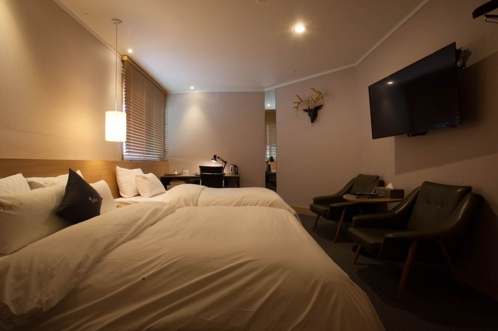 DELUXE, TWIN BEDS