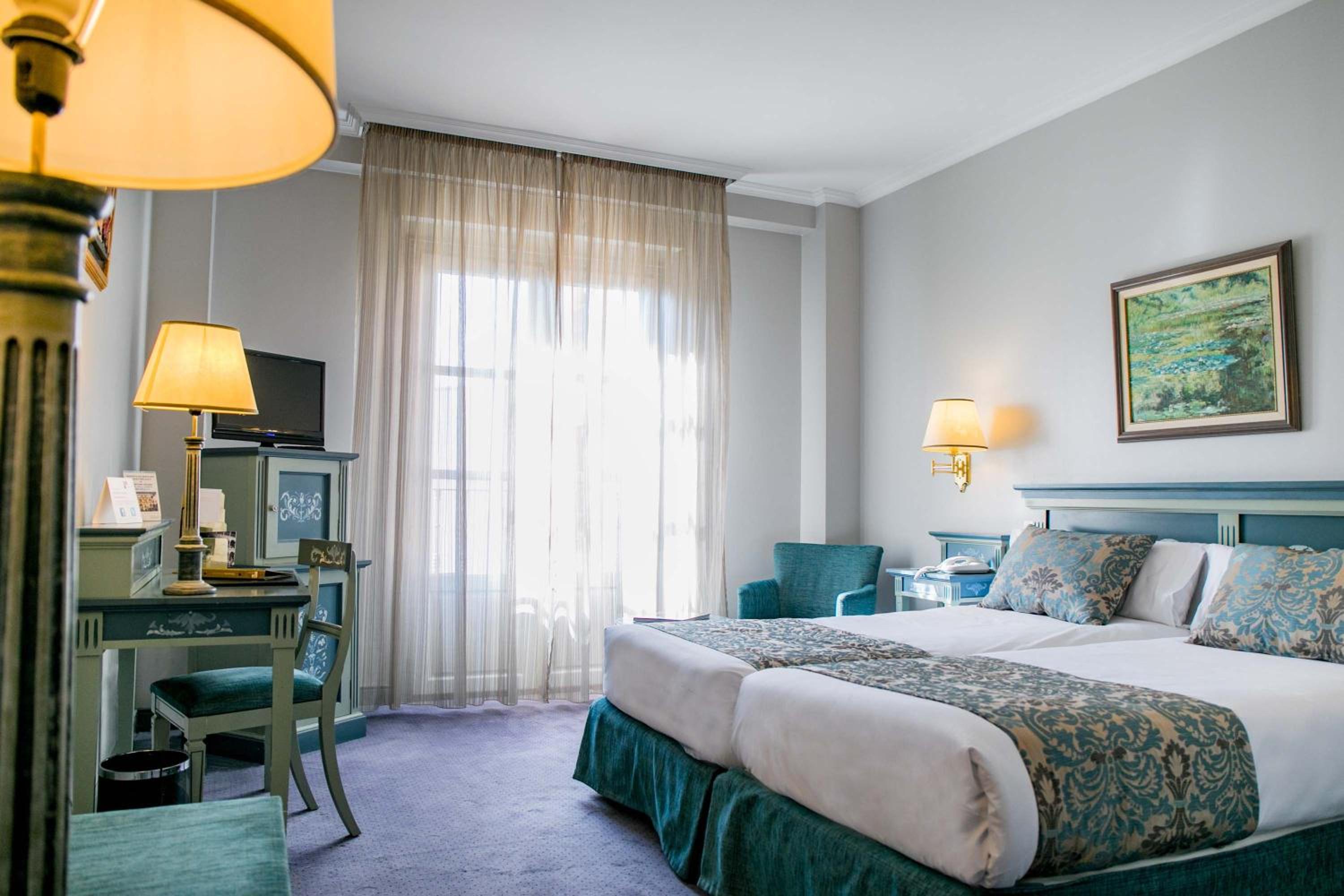 Standard, Twin Beds