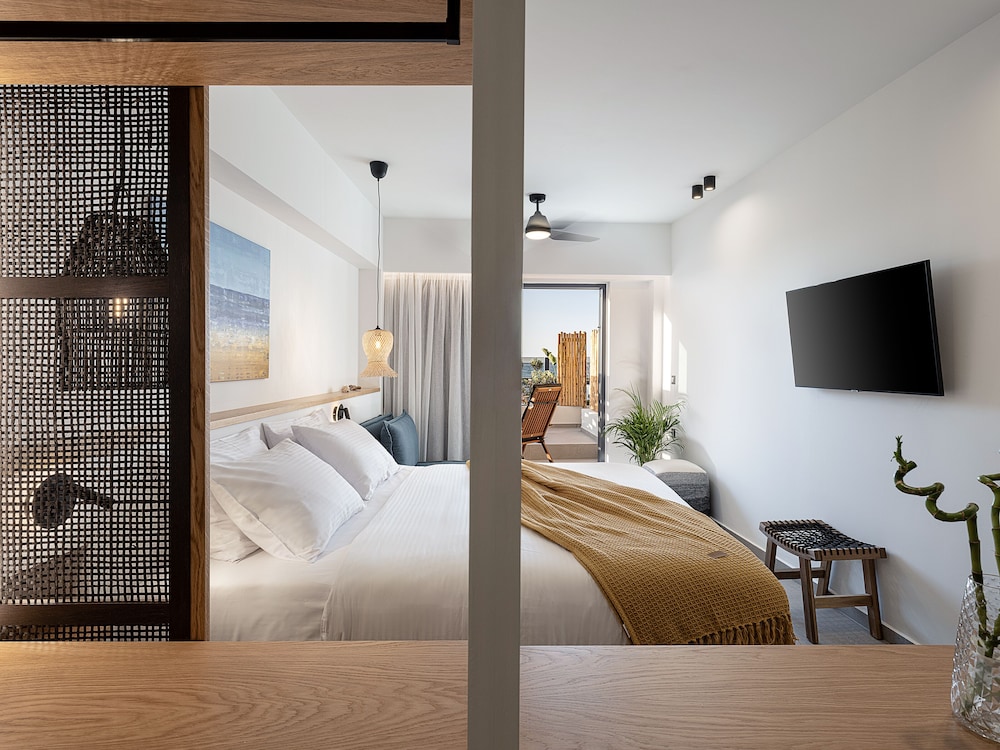 Calla Luxury Seafront Suites 10/50