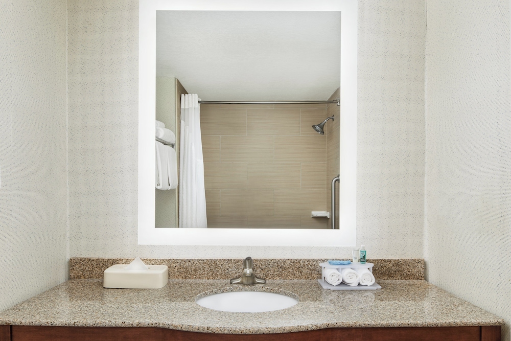 Holiday Inn Express & Suites Jacksonville SE- Med Ctr Area 53/55