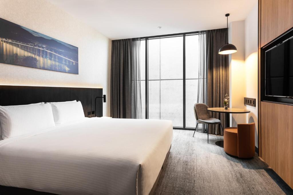 INTERIOR, KING BED, ACCESSIBLE