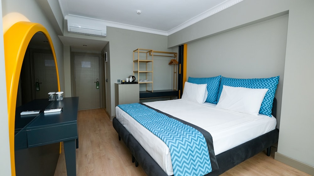 ROOM, PARTIAL SEA VIEW