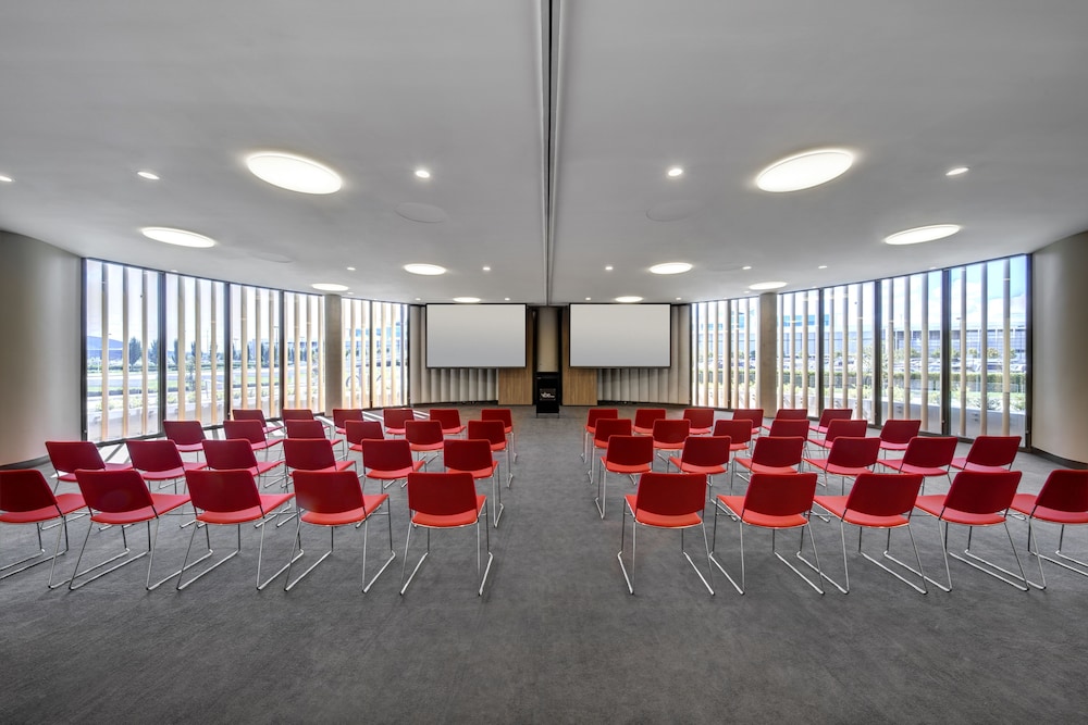 Vibe Hotel Canberra Airport 56/63