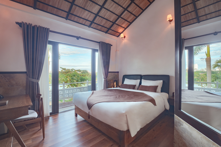 Superior, King Bed, River View, High Floor, Smoking