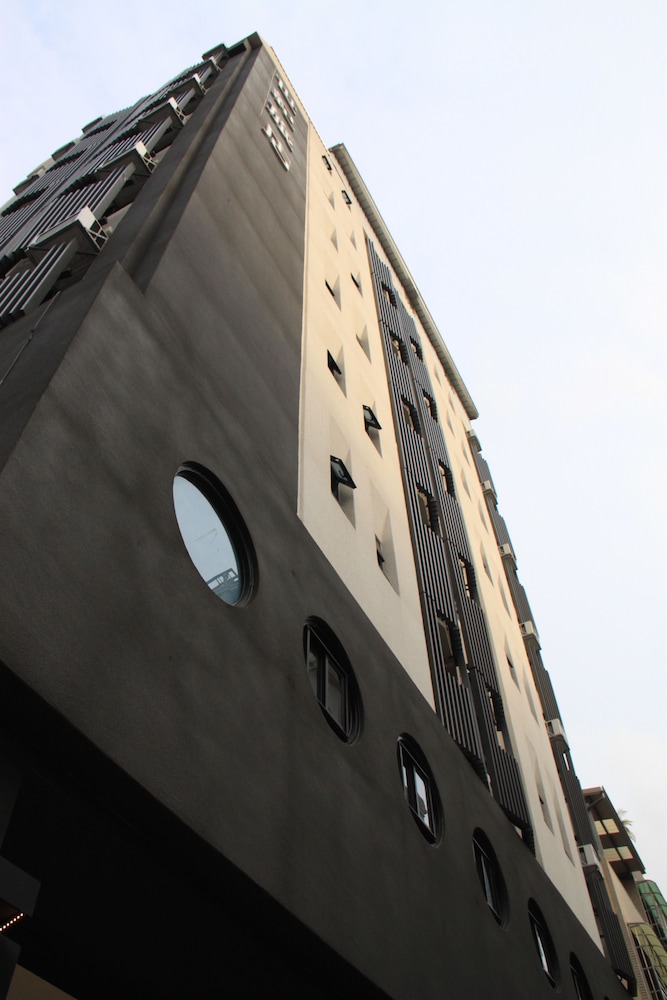 Century Hotel 5/46