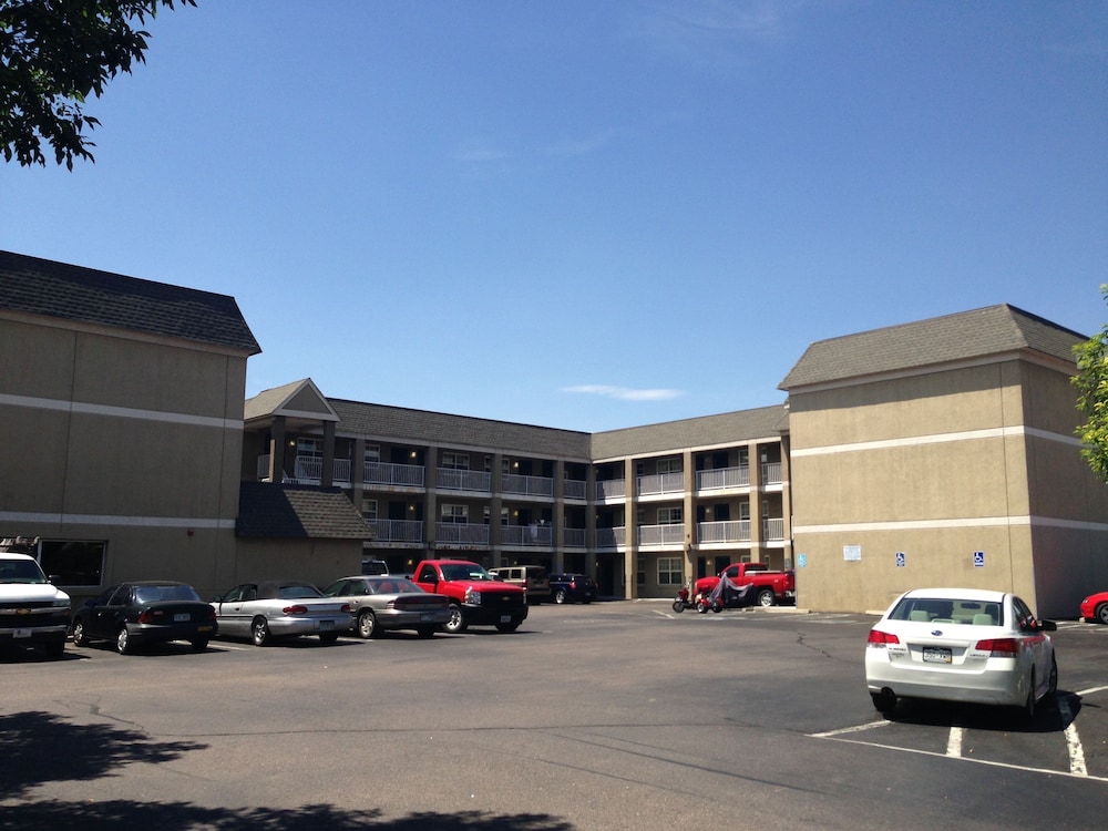HomeTowne Studios by Red Roof Denver - Lakewood West 31/42