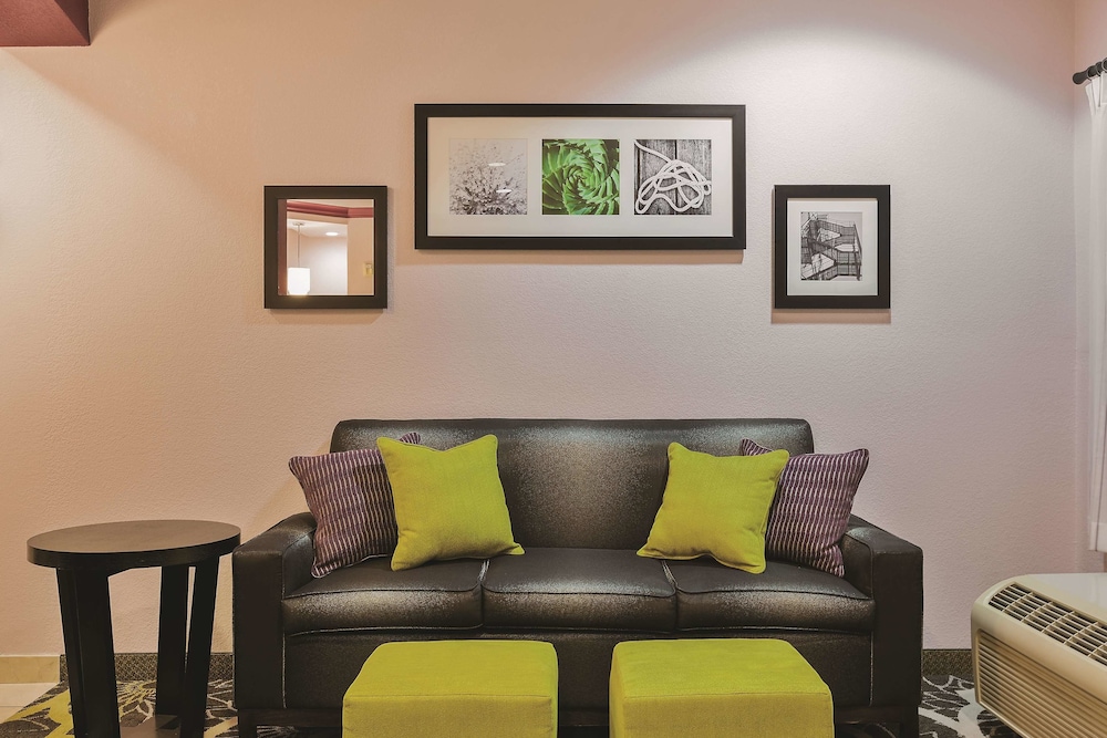 La Quinta Inn & Suites by Wyndham Tulare 25/40