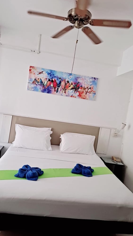 Boomerang Inn 50/50