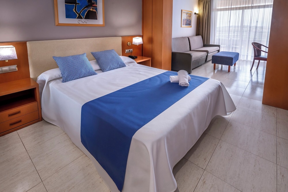 JUNIOR SUITE, 1 DOUBLE AND 1 SINGLE BED, BALCONY